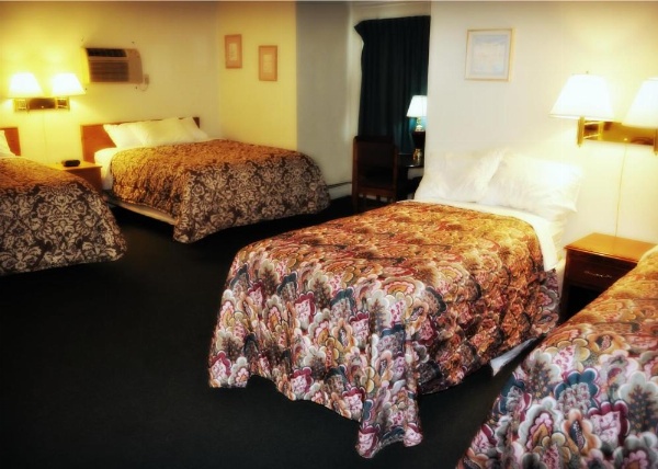 Town House Motel image 11